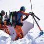 Patrick Nairz und Norbert Lanzanasto vom Lawinenwarndienst des Landes Tirol beim Erstellen eines Schneeprofils