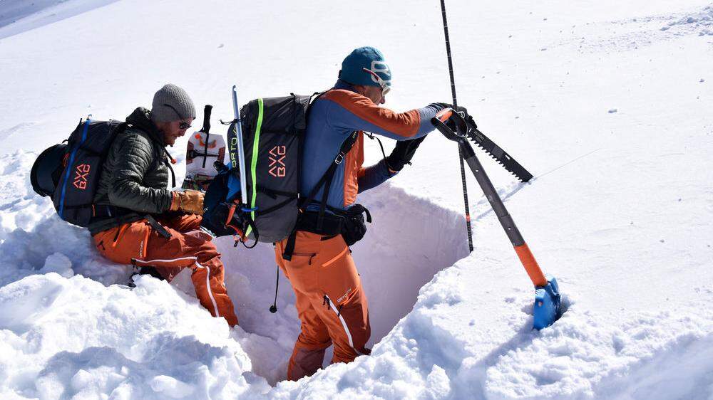 Patrick Nairz und Norbert Lanzanasto vom Lawinenwarndienst des Landes Tirol beim Erstellen eines Schneeprofils
