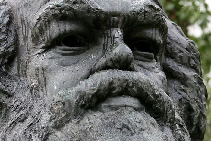 Begründet durch den Philosophen und Staatstheoretiker Karl Marx predigt der Kommunismus die Befreiung der Arbeiterbewegung und den Verzicht auf Eigentum. Alles Eigentum soll dem Staat gehören, dieser soll es gerecht auf seine Bürger verteilen. Seit dem Zerfall der Sowjetunion gilt der Kommunismus als gescheitert. Die letzten Kommunistischen Länder sind z.B. China, Nordkorea, Vietnam und Kuba.