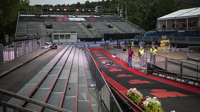 Das Stadion musste aufgrund eines Gewitters kurz vor 14 Uhr geräumt werden. Zu groß war die Gefahr eines Blitzschlages.