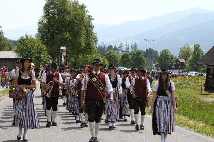 Außerdem begeisterten Schnalzer, Schuhplattler, Trachtengruppen sowie vier Musikkapellen die Besucher.