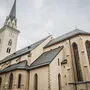 Die Stadthauptparrkirche mit ihrem 94 Meter hohen Turm (der höchste in Kärnten) weithin sichtbar. Die Kirche hat ihren Ursprung Ende des 11. Jahrhunderts, wurde 1348 vom großen Erdbeben zerstört und wieder aufgebaut