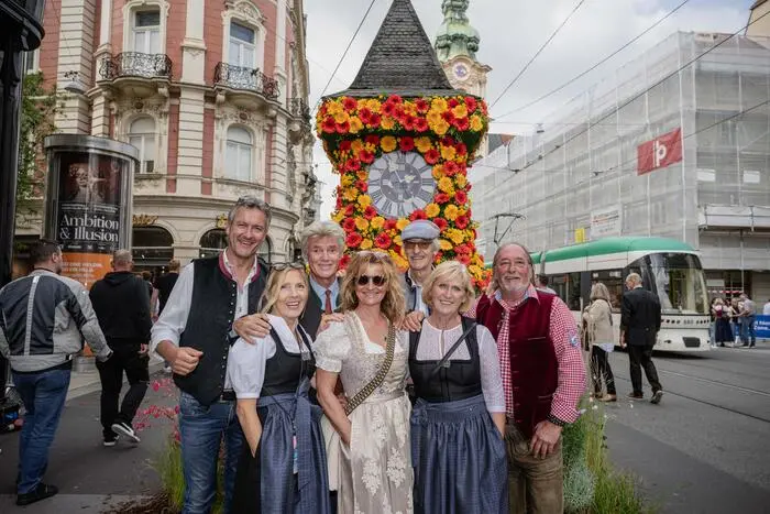 Blickfang: Rund 30 Stunden Arbeit stecken die Grünraumprofis der Holding Graz wieder in den Blumenschmuck (Gerbera) für den Uhrturmnachbau, der heuer am Anfang der Schmiedgasse steht