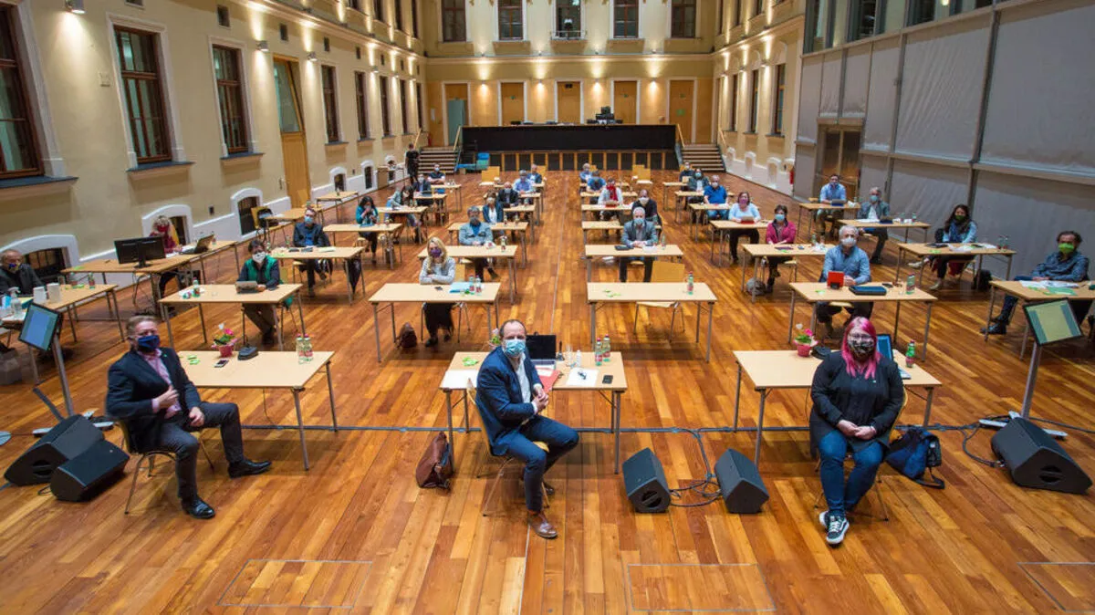 Mit Abstand und Maske: Statt Konzertbesucher versammelte sich der Gemeinderat im Forum Kloster