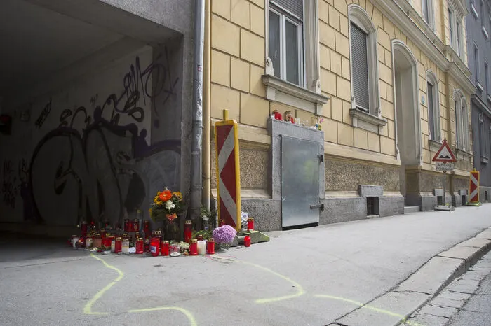 Grüne Markierungen in der Innenstadt zeigen Stellen wo Menschen verletzt oder getötet wurden. Im Bild: Die Stelle in der Zweiglgasse in Graz, an der das erste Opfer zu beklagen war.