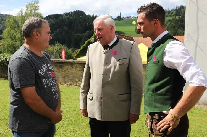 ... doch bei dem Fest wurde auch über die Todesschüsse vor rund neun Monaten gesprochen. Landeshauptmann Hermann Schützenhöfer im Gespräch mit Ortsbewohnern.