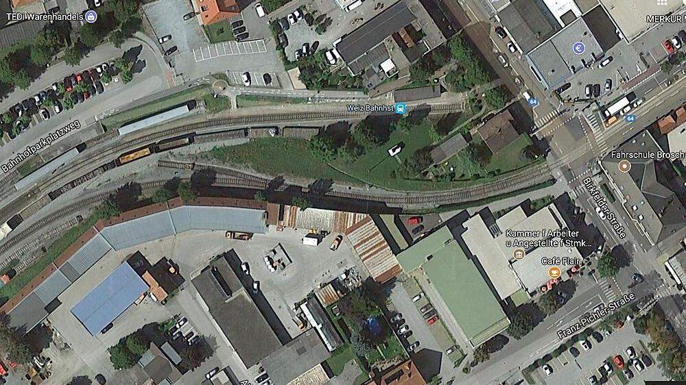 Blickt man auf die Bilder von Google Earth, so erkennt man noch immer die Gebäude des alten Bauhofes und das Rudl-Haus an der Birkfelder Straße, das im Mai 2016 abgerissen wurde