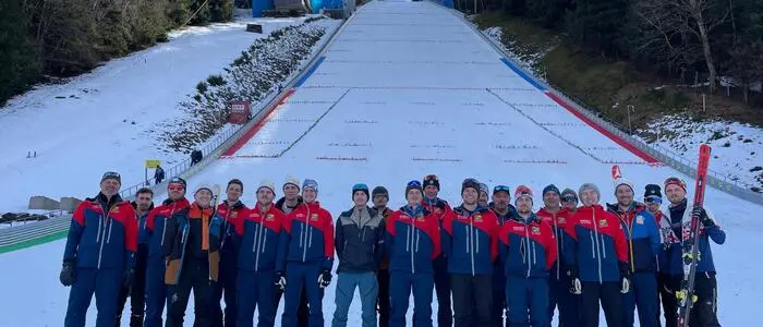Diese Männer sind zwischen den Fernsehszenen auf der Piste und richten alles für die Athleten her