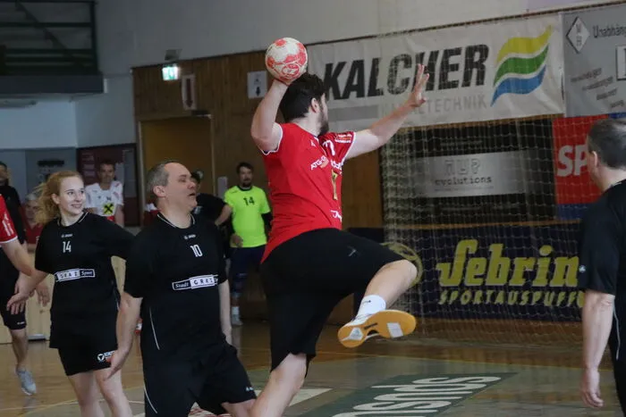 Mit den Erlösen durch den "Handballmarathon" wird ein elfjähriger HSG-Spieler unterstützt, der an Diabetes leidet. Für ihn soll ein  Signalhund angeschafft werden, der erschnüffeln kann, wenn die Insulinwerte zu niedrig sind.