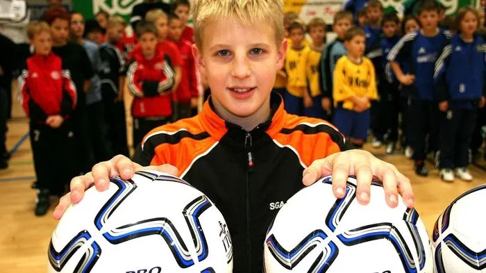 Die Karriere des Kärntners begann in der Jugend von Sirnitz. Dort wurde Salzburg auf den Verteidiger aufmerksam und lotste Hinteregger 2006 in die Akademie.