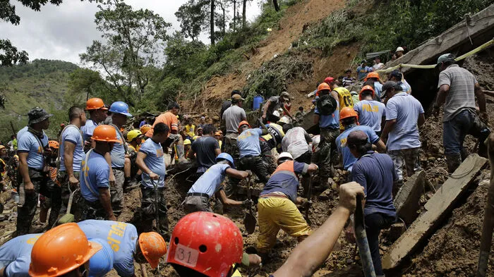 Unter Schlamm und Schutt suchen Rettungsteams im Norden der Philippinen nach Dutzenden Opfern von Taifun "Mangkhut". Rettungskräfte in der Stadt Itogon gruben am Montag mit Schaufeln und Hacken in dem Schlamm, der mit Steinen, umgestürzten Bäumen und Schutt vermischt ist.   