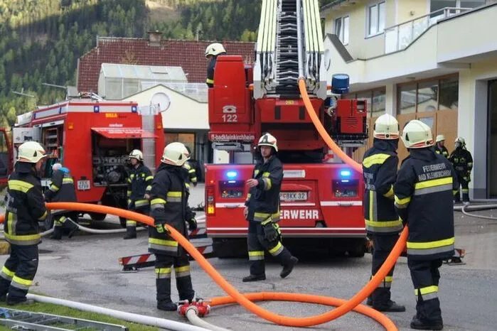 Der Brand konnte rasch gelöscht werden. Montagfrüh musste die Feuerwehr noch einmal ausrücken, um einen Glimmbrand zu löschen.