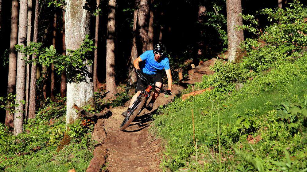 Mountainbike-Trainer Michael Gölles (the-gap.at) bringt Anfängern auf der Schöckl-Trail-Area bei Graz Fahrtechniken bei
