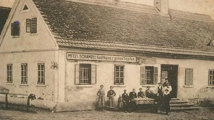 Ausschnitt einer Postkarte (vom Gasthaus verlegt), Gasthaus zum „guten Tropfen“ in Priebing bei Weinburg am Saßbach (heute Wirtshaus zur Reblaus), um 1920;