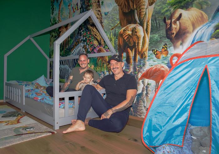 Elias‘ Kinderzimmer erinnert an einen kleinen, bunten Dschungel