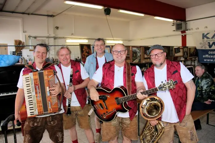 Neben kulinarischen Spezialitäten sorgten die Musiker von Alpenland Power für beste Stimmung und einen entspannten Sonntag.