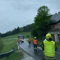 Die Freiwillige Feuerwehr Pyhrn beim Binden der ausgetretenen Betriebsmittel