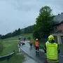 Die Freiwillige Feuerwehr Pyhrn beim Binden der ausgetretenen Betriebsmittel