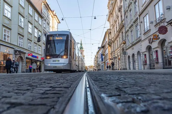 Notwendige Ergänzung oder kostspielige Konkurrenz für die Bim?