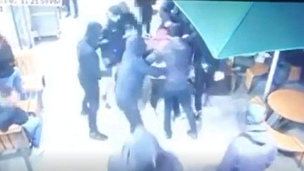 Überwachungskamera zeigt Übergriff in einem Grazer Gastgarten