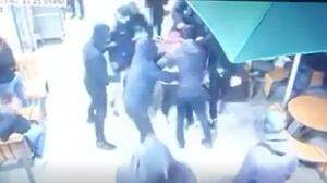 Überwachungskamera zeigt Übergriff in einem Grazer Gastgarten