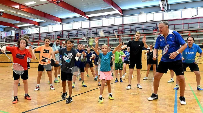 Hans Werner Niesner (Zweiter von rechts) beim Badmintoncamp in Gleisdorf 