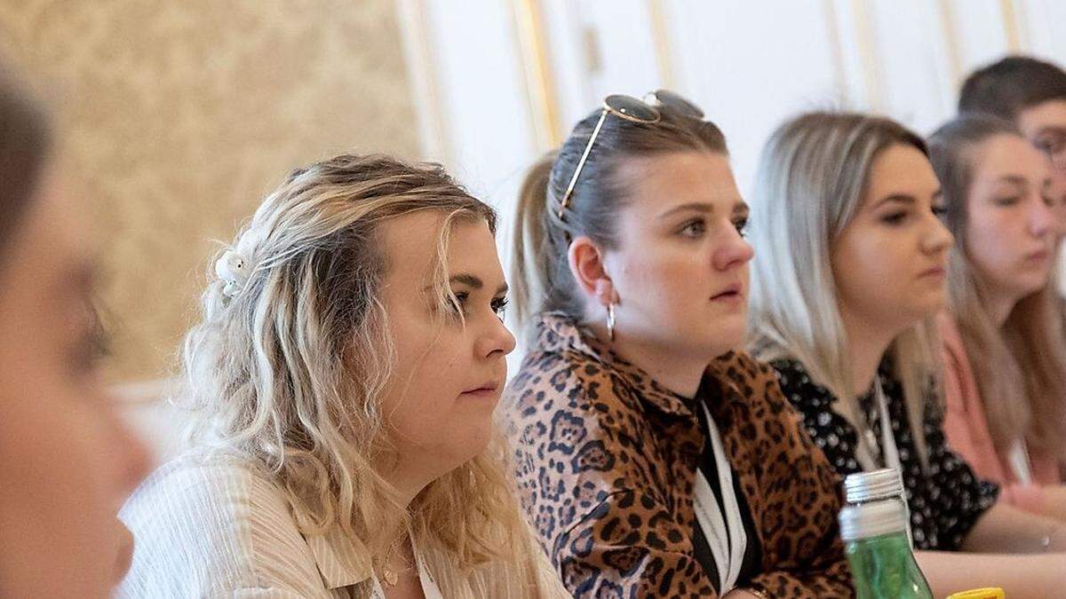 Larissa Platzer, Leonie Wallensteiner, Anja Blassnig, Lea Suntinger, Annalena Löschnig und Martin Waldauf im Parlament 