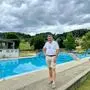Bürgermeister Gerhard Meixner im Freibad Gnas: Bei Schönwetter hat das Schwimmbad täglich geöffnet – bei freiem Eintritt