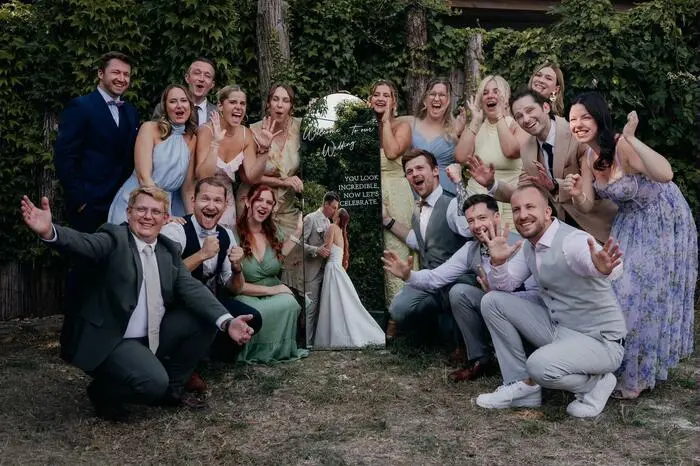 Familie und Freunde gestalteten die Hochzeit mit