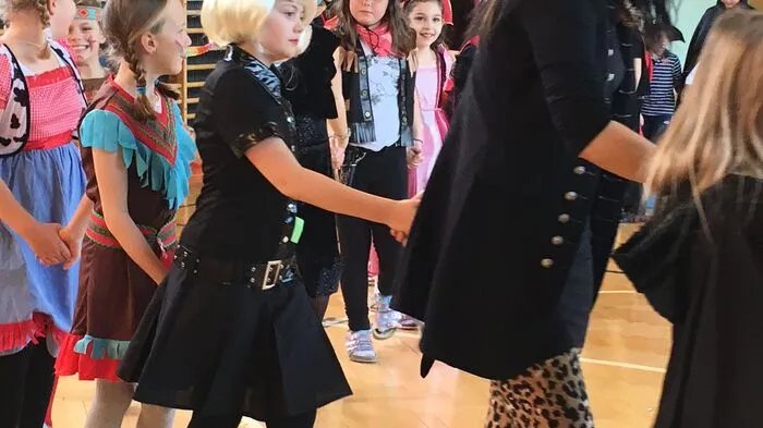 Mit einem spielerischen Vormittag starteten die Kinder in Wartberg in den Faschingdienstag, auch Bürgermeister Jochen Jance stellte sich mit Krapfen ein.