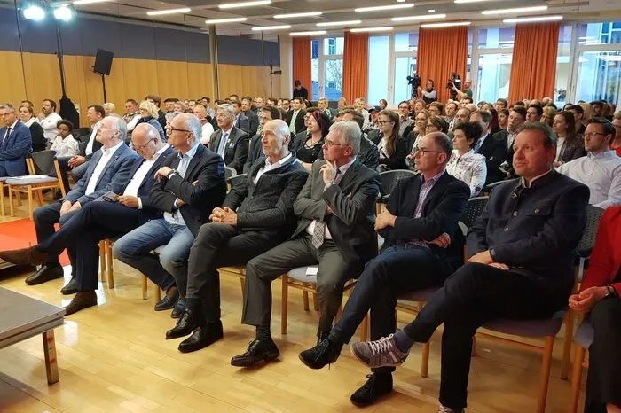 76 Lehrlinge haben ihre Ausbildung mit ausgezeichnetem Erfolg abgeschlossen, 98 hatten einen guten Erfolg.