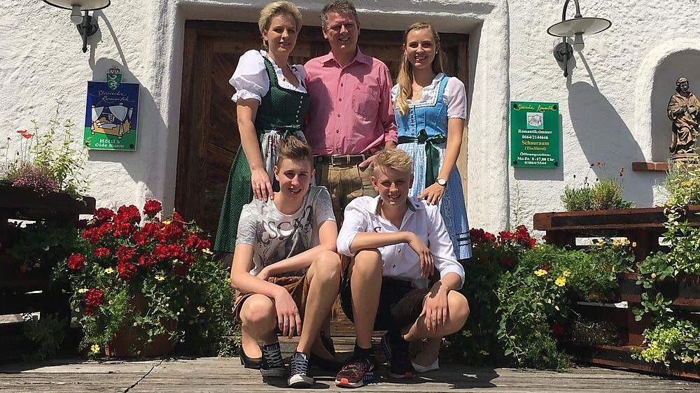 In dritter Generation führen Reingard und Gerald Hölzl nun den Roanwirt in St. Lorenzen. Die vierte Generation steht mit Anna, Joachim und Martin aber bereit