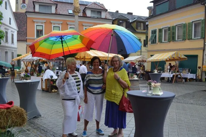 Anfangs bestückt mit Regenschirmen kosteten sie sich von Stand zu Stand.