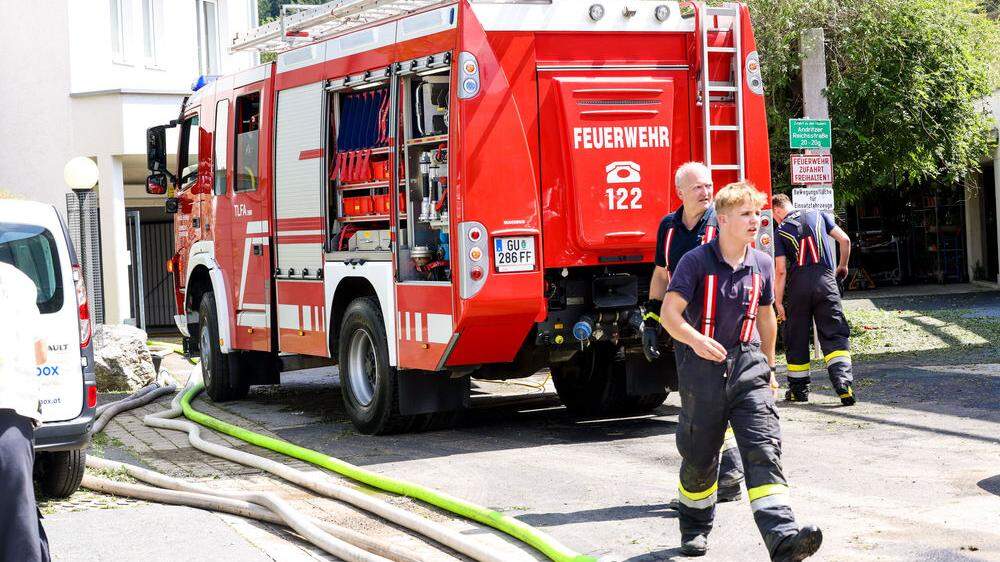 Die Berufsfeuerwehr Graz, die Freiwillige Feuerwehr Graz und Wehren aus dem Umland standen im Einsatz