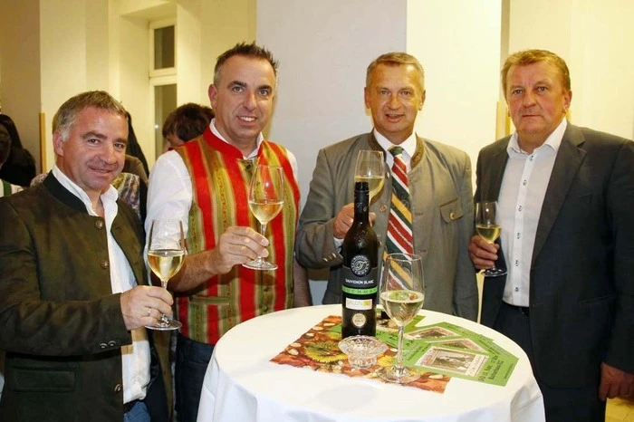 Unter ihnen Bürgermeister Josef Kapper, Vizebürgermeister Gerald Großschädl und Gemeindekassier Johann Thier.