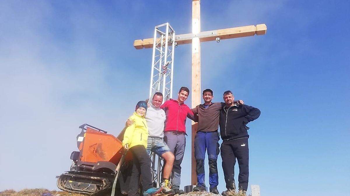 Ramon und Roman Ackerer, Daniel Urbaner, Robert Schreier und Alfons Müller beim Aufstellen des Kreuzes