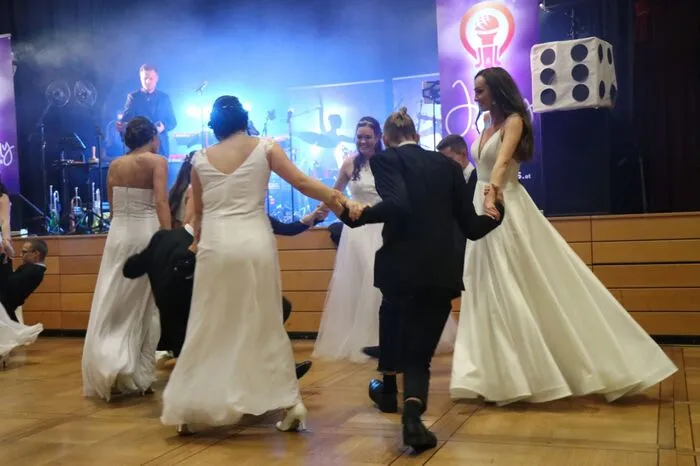 Der Abend wurde mit zwei verschiedenen Polonaisen eröffnet. Eine Polonaise in Weiß ...