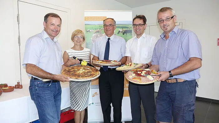 Bezirkshauptmann Alexander Majcan, Mateja Jaklic, Janez Erjavec, Josef Sommer und Johann Kaufmann bitten zur Agra in Gornja Radgona, auf der auch die Kulinarik nicht zu kurz kommen wird.