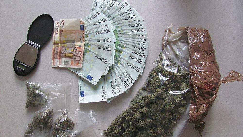 Sichergestellt: Bargeld aus dem Drogenverkauf und Cannabis