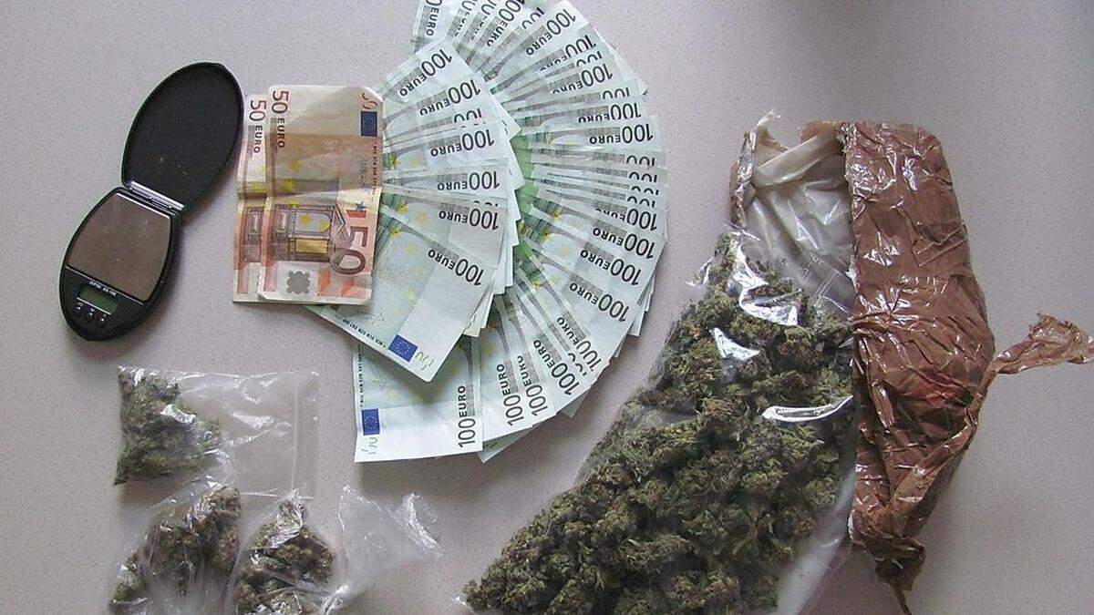 Sichergestellt: Bargeld aus dem Drogenverkauf und Cannabis