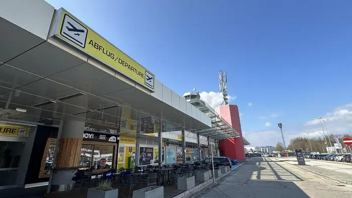 Der Flughafen Klagenfurt mit dem Schild Abflug über dem Eingang | Die Passagierzahlen des Klagenfurter Flughafens heben ab - allerdings von einem niedrigen Ausgangsniveau