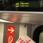 Eine Sitzplatzreservierungsanzeige in einem ÖBB-Zug mit der Aufschrift „Ggf. reserviert“
