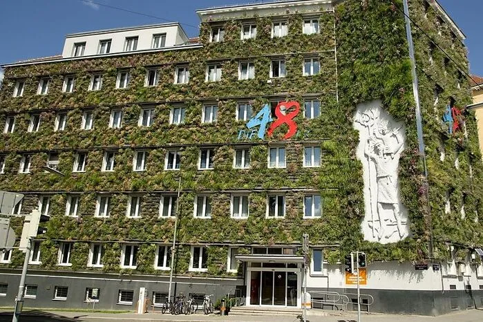 Um eine Fassade zu begrünen, braucht es laut Arvay ein Gerüst, in das ein Nährboden aus Kokosfasern kommt, in dem Stauden, Farne, Kräuter wurzeln. Hier die Fassade des Magistrats 48 in Wien.