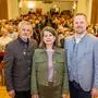 Zwei Männer und eine Frau, hinter ihnen ein mit Zuhörern voll besetzter Saal | Die Bürgermeisterkandidaten Claus Faller (LJJ), Sylvia Petschar (SPÖ) und Markus Schiffer (ÖVP)