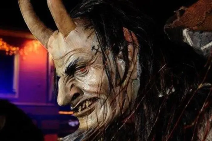 Anschließend zeigten die Krampusse der Feuerwehr Zeltweg, die Fohnsdorfer Gruabn Perchten und die Granitzenteufel aus Zeltweg eine feurige Höllen-Show.