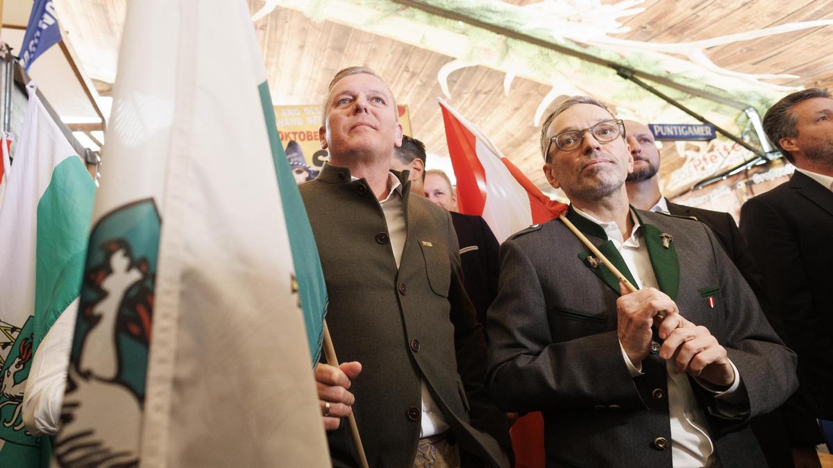 FPÖ-Landesparteiobmann Mario Kunasek und FPÖ-Chef Herbert Kickl beim Wahlkampfauftakt der FPÖ für die steirische Landtagswahl in Hartberg