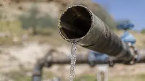 Wasser rinnt aus einem Rohr
