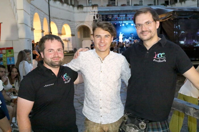 Rene Wallner (rechts) und Andreas Putz (links) vom „Young Culture Club“ (YCC) Straßburg war es gelungen, den Chartstürmer Steger (Mitte) für einen Auftritt ins Gurktal zu holen. 