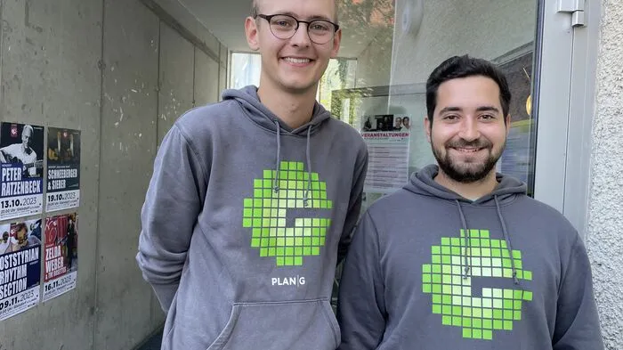 Julius Braunstein und Markus Kowald vom Plan G freuten sich, dass das FIFA-Turnier bei den Jugendlichen gut ankam.