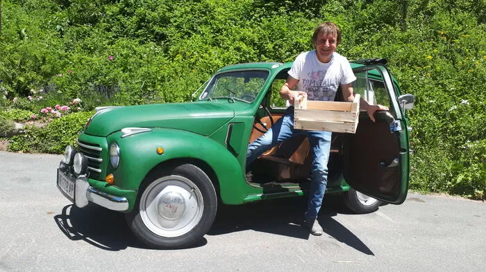 Mit seinem grünen Fiat Topolino ist Thomas Matitz in der Region unterwegs. Er stellt nämlich seine Spezialbrote mitunter selbst zu.